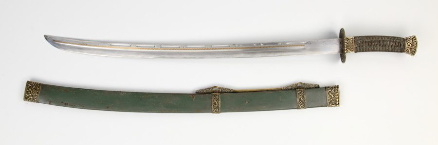 Chinese saber with segmented grooves