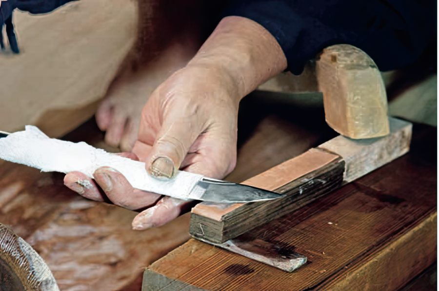 Takaiwa polishes the rest of the kissaki from yokote to tip perpendicular to blades length.