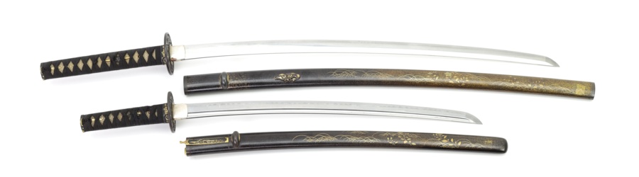 A pair of daisho featuring a katana without grooves and a wakizashi with a hi